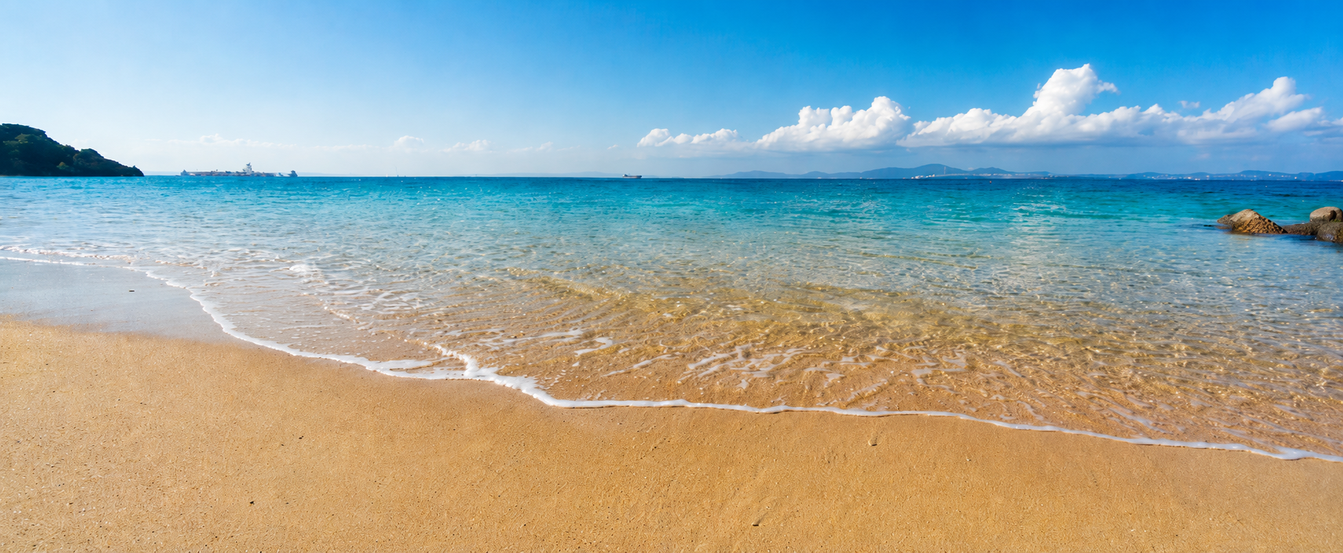 Bãi biển Lagi trong xanh nhìn từ Đất Lành Beach Resort